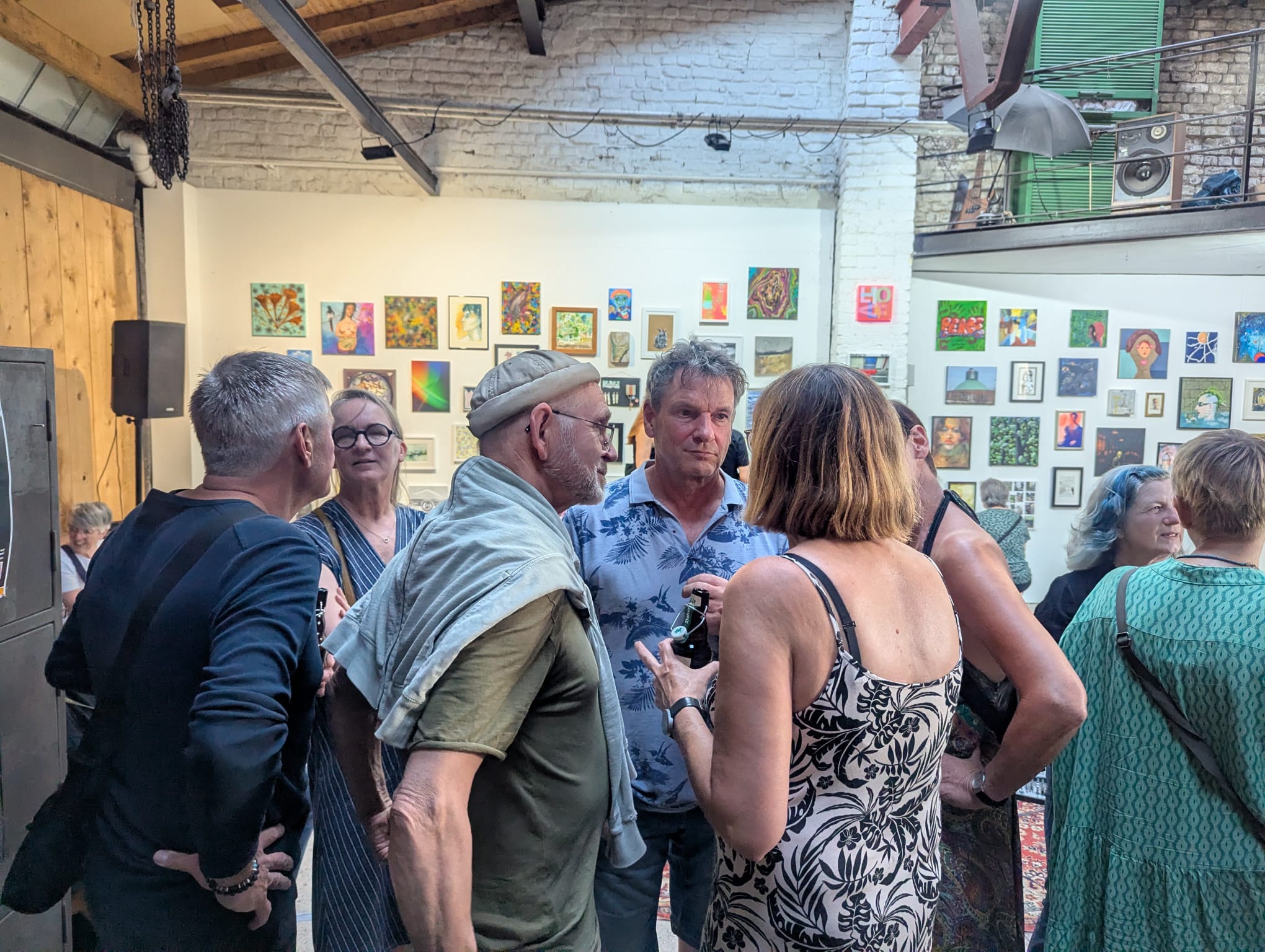 Vernissage im Projektraum Zum Alten Grünen Weg, ehemalige Schmiede mit freiliegendem Mauerwerk